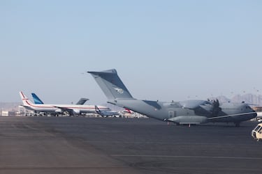Aviones de Turquía, Indonesia y otros países se encuentran en la pista del aeropuerto, antes de una cumbre internacional sobre Gaza, celebrada en medio de un alto el fuego entre Israel y Hamás, en el balneario egipcio de Sharm el-Sheikh, en el Mar Rojo.