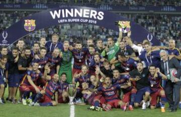 El Barcelona posa con la Supercopa de Europa.