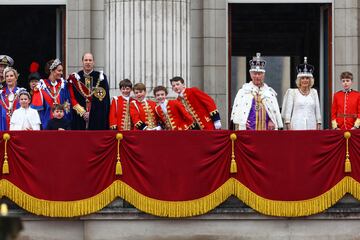 El rey Carlos y la reina Camila, los príncipes de Gales, Guilermo y Catalina, y los hijos de estos, saludan a los asistentes desde el balcón del Palacio de Buckingham.