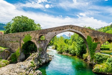 Situado sobre el río Sella en Asturias, es paradójicamente conocido por un nombre que no le hace justicia técnica: en realidad, se trata de una construcción medieval que data del reinado de Alfonso XI (siglo XIV), aunque es muy probable que se asiente sobre los cimientos de un puente romano anterior que conectaba con la antigua Lucus Asturum.