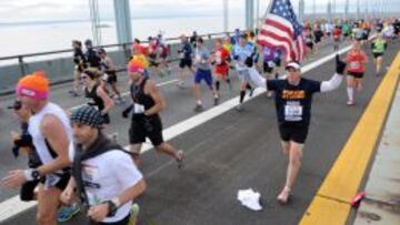 Corredores atravesando el puente de Brooklyn durante la maratón de Nueva York.
