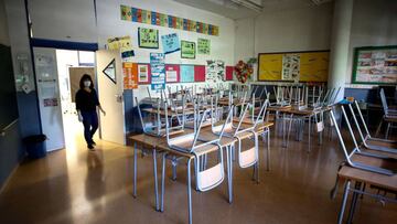 Imagen de un aula vacía de un colegio de Cataluña.