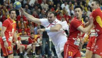 Rafael González Baena se hace sitio en los seis metros para lograr uno de sus cuatro tantos ante Macedonia.