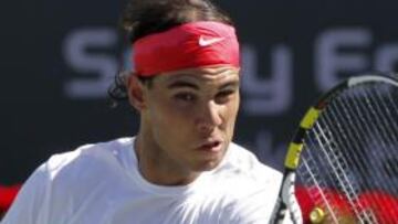 Rafa Nadal neutraliza el saque de Isner y pasa a cuartos de final.