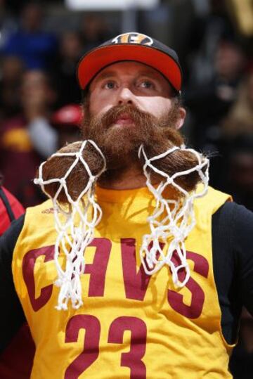 Un fans de los Cleveland Cavaliers durante el partido contra los Pacers de Indiana