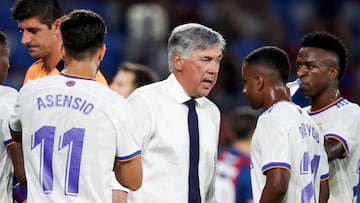 VALENCIA, SPAIN - AUGUST 22: (L-R) David Alaba of Real Madrid, Marco Asensio of Real Madrid, coach Carlo Ancelotti of Real Madrid, Rodrygo Silva de Goes of Real Madrid, Vinicius Junior of Real Madrid during the La Liga Santander match between Levante v Real Madrid at the Estadi Ciutat de Valencia on August 22, 2021 in Valencia Spain (Photo by David S. Bustamante/Soccrates/Getty Images)