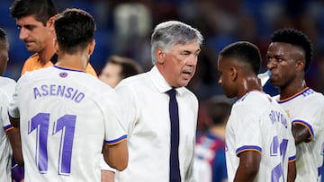 VALENCIA, SPAIN - AUGUST 22: (L-R) David Alaba of Real Madrid, Marco Asensio of Real Madrid, coach Carlo Ancelotti of Real Madrid, Rodrygo Silva de Goes of Real Madrid, Vinicius Junior of Real Madrid during the La Liga Santander  match between Levante v Real Madrid at the Estadi Ciutat de Valencia on August 22, 2021 in Valencia Spain (Photo by David S. Bustamante/Soccrates/Getty Images)