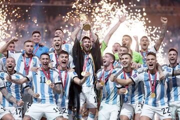 Leo Messi y el resto de jugadores argentinos celebran con la Copa del Mundo.