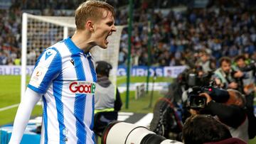 GRAF9811. SAN SEBASTIÁN, 13/02/2020.- El centrocampista sueco de la Real Sociedad Martin Odegaard celebra su gol, segundo del equipo ante el Mirandés, durante el partido de ida de las semifinales de la Copa del Rey de fútbol que se di