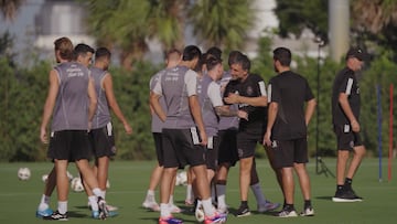 Messi’s comeback: teammates’ enthusiastic welcome ignites emotional scenes at Inter Miami.