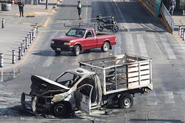 Los restos calcinados de un camión, utilizado como barricada por miembros del crimen organizado tras una serie de detenciones realizadas por fuerzas federales,en Guadalajara, México.