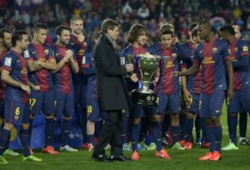 Puyol, Tito Vilanova y Abidal con el trofeo de la Liga 2013.