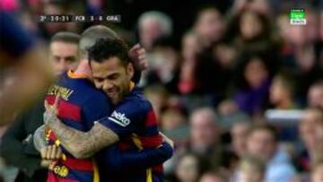 Ovación de gala para Alves tras la polémica por su mensaje