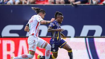 (L-R), Alexis Pena of Necaxa and Jhon Murillo of San Luis during the game Atletico de San Luis vs Necaxa, corresponding Round 07 the Torneo Apertura 2022 of the Liga BBVA MX at Alfonso Lastras Stadium, on August 07, 2022.

<br><br>

(I-D), Alexis Pena de Necaxa y Jhon Murillo de San Luis durante el partido Atletico de San Luis vs Necaxa, , correspondiente a la Jornada 07 del Torneo Apertura 2022 de la Liga BBVA MX en el Alfonso Lastras, el 07 de Agosto de 2022.