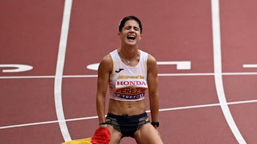 María Pérez celebra su medalla de oro en los 35 kilómetros marcha de los Campeonatos del Mundo de Tokio 2025.