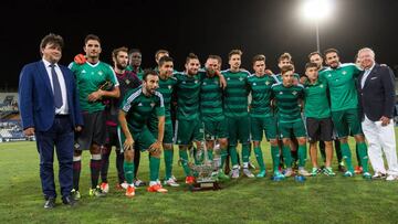 El Betis, con el Trofeo Colombino.