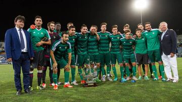 El Betis, con el Trofeo Colombino.