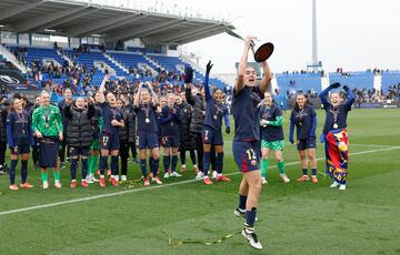 Patri Guijarro levanta la copa de la Supercopa Femenina.