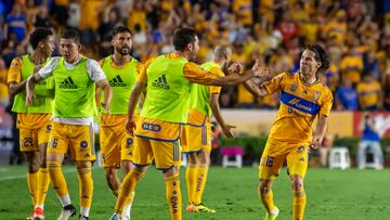 AME5101. MONTERREY (MÉXICO), 09/05/2024.- Diego Lainez (d) de Rayados festeja una anotación ante Tigres este jueves, en un partido de ida de cuartos de final del Torneo Clausura 2024 entre Tigres y Rayados, en el estadio Universitario en Monterrey (México). EFE/ Miguel Sierra