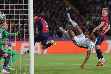 0-2. Córner que lanza Federico Dimarco, toca Francesco Acerbi y Denzel Dumfries empalma de volea para marcar desde el corazón del área.