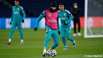Benzema, durante el entrenamiento del Madrid en el Parque de los Pr¨ªncipes.