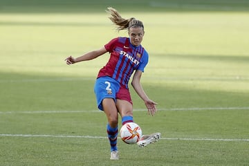 Con sólo dos goles en contra, el Barça destaca por tener una de las mejores defensas del mundo. Una parcela que lidera Irene Paredes (30 años, Legazpi). La central española, que también estuvo nominada al Balón de Oro y que fue nombrada como la Mejor Defensa de la Champions, destaca por su gran autoridad y solidez atrás. Unas condiciones con las que deslumbró con el PSG y que le llevaron a fichar por el Barça el pasado verano, después de que las azulgranas se proclamaran campeonas de Europa. Paredes, que es también capitana en la Selección española, posee una gran experiencia y es una de las defensas más destacadas de la Primera Iberdrola.