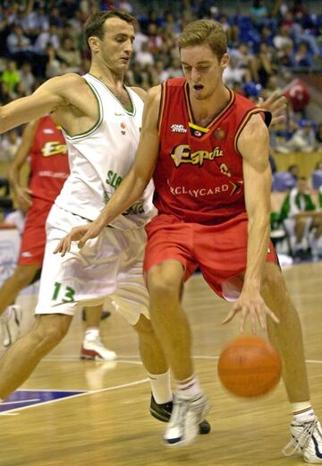 Su estreno con la Selección no llegó hasta el Eurobasket de 2001. Juan Carlos Navarro y Raúl López, compañeros de generación, se habían estrenado un año antes en los Juegos de Sydney, pero Lolo Sainz, por entonces el seleccionador, optó por llevar a Johny Rogers en vez de a Pau. España se colgó el bronce en Estambul con un gran papel del mayor de los Gasol: 22 puntos en la derrota en semifinales ante la Serbia de Bodiroga, Stojakovic... y 31 frente a Alemania y Nowitzki en la final de consolación. 