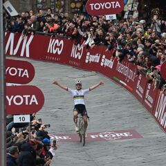 Lección magistral de Kopecky en su segunda conquista de la Strade Donne