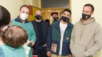 03-01-24. GIJ?N. EL PRESIDENTE EJECUTIVO DEL SPORTING, DAVID GUERRA, Y LOS CAPITANES ZARFINO, COTE E IZQUIERDOZ, DURANTE LA VISITA A LOS NI?OS INGRESADOS EN EL HOSPITAL DE CABUE?ES.