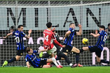 Tijani Reijnders anota el 1-0 del Milan ante el Inter.