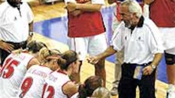 <b>¡DEFENSA!</B> Vicente Rodríguez motiva a las jugadoras españolas.