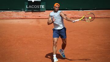 Nadal entrena en las pistas de Roland Garros.