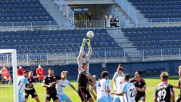 Juan Soriano despejando un bal&oacute;n,