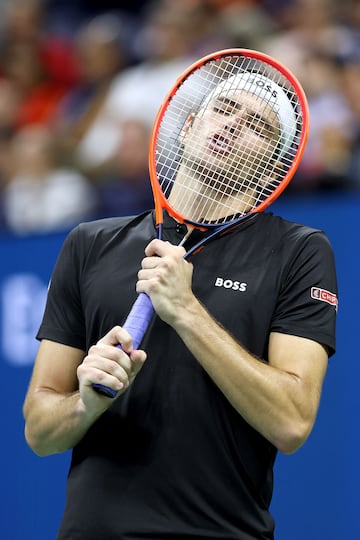 El estadounidense Taylor Fritz parece esconderse detrás de su raqueta tras fallar un punto contra su compatriota Tiafoe en semifinales del US Open. Después
se sobrepuso para ganar el partido y jugó su primera final de Grand Slam.