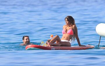 Lionel Messi y su mujer Antonella Roccuzzo disfrutan con el resto de la familia de un día en el mar de Ibiza. 