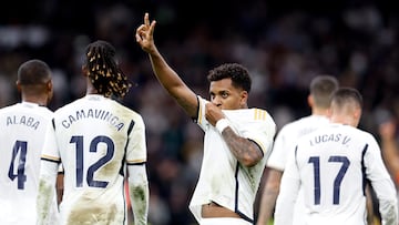 Rodrygo celebra el quinto gol del Madrid al Valencia dedic¨¢ndoselo a sus hijos.