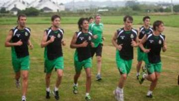 DOBLE SESIÓN. Por la mañana en La Albericia, por la tarde en Soto de la Marina. Paco, corriendo con sus jugadores. Atrás, Koné, a su aire.