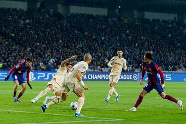 Rompe su sequía goleadora con el Barcelona firmando el gol del 2-1, aprovechando un pase de la muerte de su compatriota Cancelo, que también está cuajando un gran partido con tanto y asistencia.
