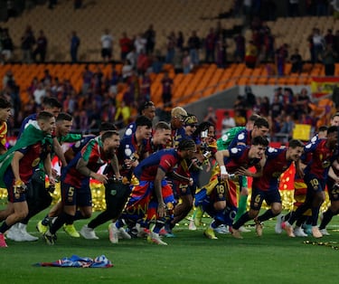 El conjunto azulgrana consigue el trofeo de Copa número 33 tras ganar al Real Madrid 3-2.
