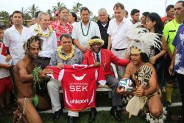 Tambi&eacute;n estuvo de paso en Isla de Pascua, promocionando el f&uacute;tbol.