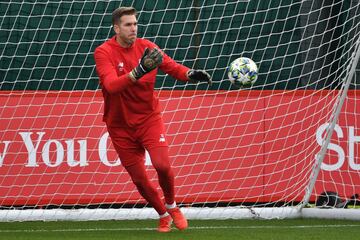 Adrián San Miguel es guardameta del Liverpool, club al que llegó en el verano de 2019, cuando Mignolet decidió marcharse del club red. Con él de portero, el Liverpool ganó la Supercopa de Europa al Chelsea: detuvo un penalti a Tammy Abraham. Él ya llevaba seis años defendiendo la portería del West Ham. Renovado por una temporada hasta 2022 y tiene un valor de mercado de un millón de euros.