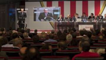 DISCURSO. El presidente José María del Nido se dirige a los accionistas presentes ayer en la Junta General celebrada en el hotel Los Lebreros.