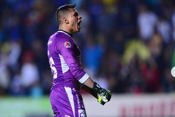 El arquero mexicano buscará la consolidación de una vez por todas en el cuadro del Necaxa. La salida de Hugo González le abrió la puerta y será su prueba de fuego bajo el arco
