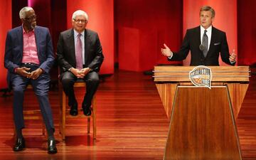 Bill Russell y el excomisionado David Stern escoltaron a Rick Welts, presidente de los Warriors.