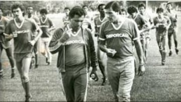 El Maestro Tab&aacute;rez, en un entrenamiento del Deportivo Cali en 1988. El primero de izquierda a derecha es Carlos Mario Hoyos.