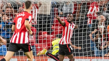 BILBAO, 30/10/2022.- El delantero del Athletic Club de Bilbao Iñaki Williams (d) celebra su gol, primero del equipo vasco ante el Villarreal CF, durante el partido de la jornada 12 de Liga en Primera División que se disputa este domingo en el estadio de San Mamés, en Bilbao. EFE/Javier Zorrilla
