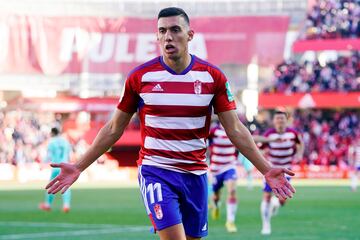 El delantero alban¨¦s es el goleador de moda y el Granada se mantiene en los puestos de playoff gracias a su rendimiento goleador. Nuevamente consigui¨® un doblete y se afianza como m¨¢ximo artillero de la categor¨ªa.