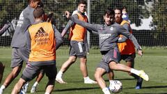 Chust golpea un bal&oacute;n en el entrenamiento.