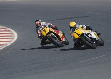 Sheene era de esos célebres personajes en los 70 en Gran Bretaña que era considerado, tal como sucedía, por ejemplo, con el futbolista George Best, como el quinto Beatle. El carismático inglés fue el Valentino Rossi de su momento, con detalles tan cachondos como hacerse un agujero en la parte delantera del casco por el que introducir el cigarrillo previo a la carrera de turno. Barry logró con Suzuki los títulos del 76 y 77, destronándole Roberts, con una trilogía en 500cc del 78 al 80. Fue apodado como King Kenny (Rey Kenny) o el Marciano, por introducir técnicas de pilotaje poco vistas hasta el momento. Es el pionero del pilotaje moderno, al incorporar la rodilla sobre el asfalto en cada curva, ayudarse del gas para levantar la moto y hacerla girar derrapando con la rueda trasera. 