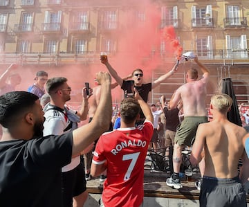 Bilbao ya acoge a los primeros aficionados del Tottenham y Manchester United, que disputarán la final de la Europa League en San Mamés. La ciudad vive un ambiente vibrante, con la final como protagonista en calles.